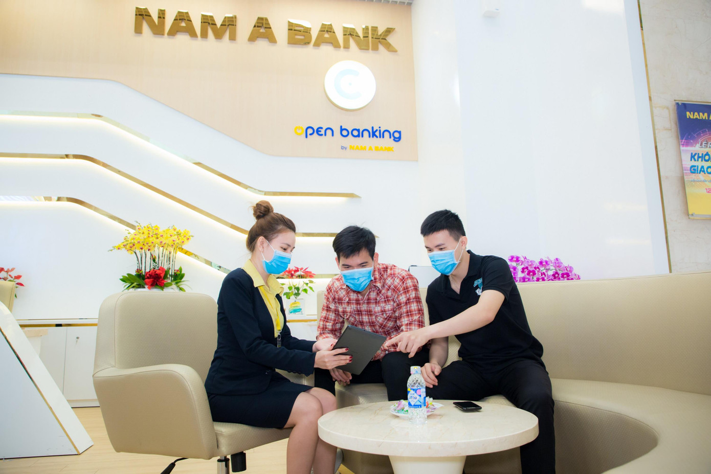 Nhân viên Nam A Bank hướng dẫn khách hàng sử dụng ứng dụng Open Banking. Nhân viên Nam A Bank hướng dẫn khách hàng sử dụng ứng dụng Open Banking.