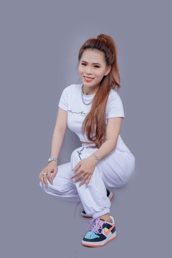 Cửa hàng cung cấp những mẫu trang phục đa phong cách, từ thanh lịch đến cá tính