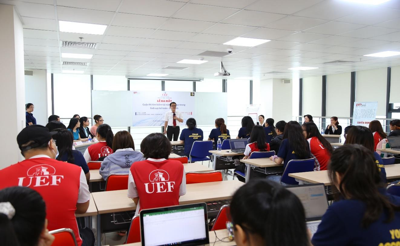 Sinh viên ngành Tài chính - Ngân hàng học tập trong điều kiện hiện đại