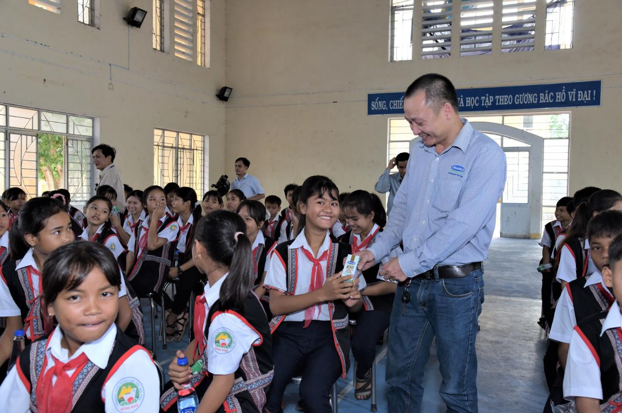 Các em nhỏ nhận sữa từ chương trình Quỹ sữa Vươn cao Việt Nam trong năm 2020