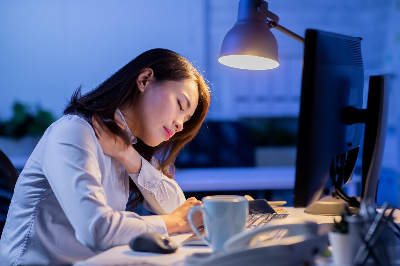 Áp lực công việc tạo nên các thói quen sống thiếu lành mạnh như thức khuya, lười vận động… là một trong những nguyên nhân mắc các bệnh hiểm nghèo ở người trẻ