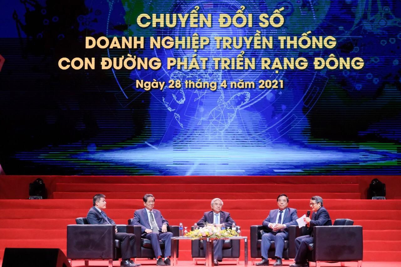 " Diễn đàn chuyển đổi số doanh nghiệp truyền thống - con đường phát triển của Rạng Đông" nằm trong chuỗi sự kiện kỷ niệm Rạng Đông 60 năm tuổi và 57 năm Bác Hồ về thăm công ty " Diễn đàn chuyển đổi số doanh nghiệp truyền thống - con đường phát triển của Rạng Đông" nằm trong chuỗi sự kiện kỷ niệm Rạng Đông 60 năm tuổi và 57 năm Bác Hồ về thăm công ty