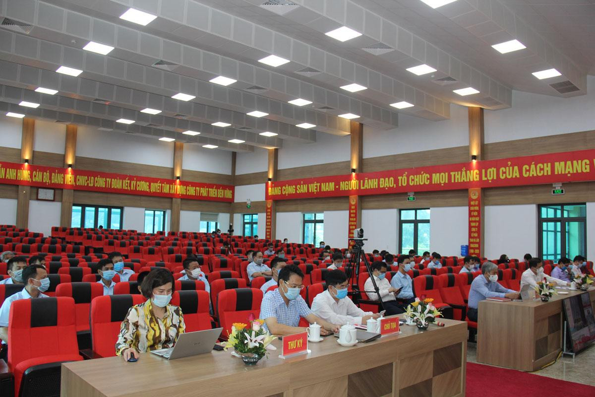 Các đại biểu, cử tri tham dự hội nghị tiếp xúc giữa cử tri với những người tham gia ứng cử ĐBQH khóa XV tại Công ty CP Than Hà Lầm