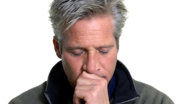 Đã lâu rồi ông Thông không còn được nhìn thấy mái tóc đen láy bởi sự “chen chân” của những sợi tóc bạc mọc kín đầu. (ảnh minh họa)