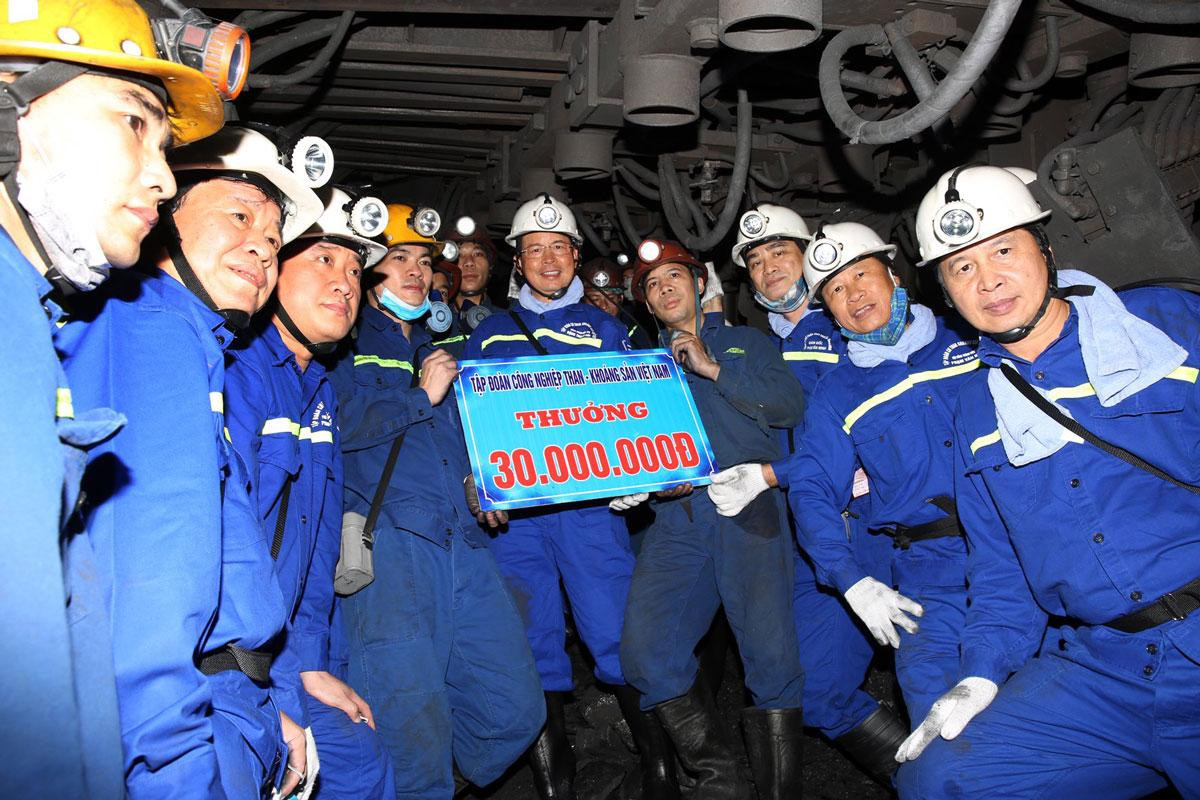 Tổng Giám đốc Tập đoàn Đặng Thanh Hải động viên, tặng thưởng công nhân lao động Phân xưởng Khai thác 5 Tổng Giám đốc Tập đoàn Đặng Thanh Hải động viên, tặng thưởng công nhân lao động Phân xưởng Khai thác 5