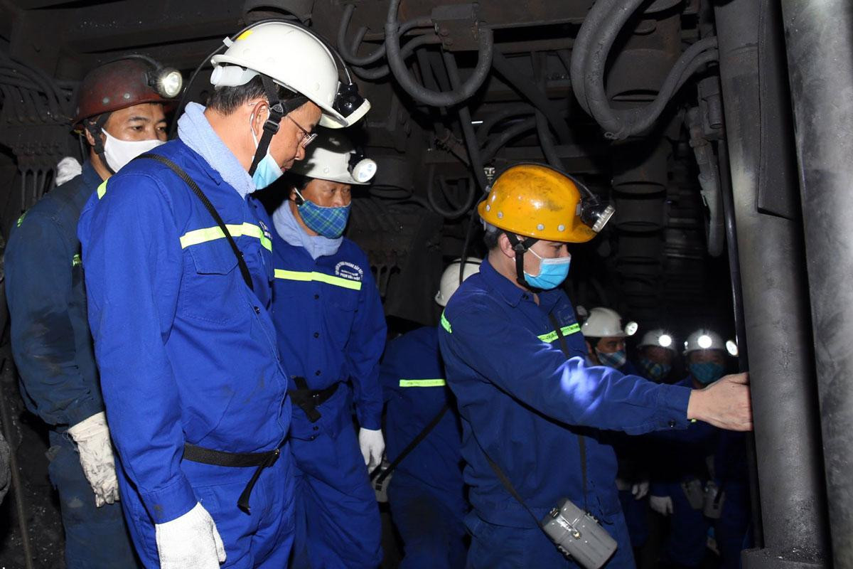 Tổng Giám đốc Tập đoàn Đặng Thanh Hải và lãnh đạo Tập đoàn kiểm tra sản xuất than hầm lò tại Phân xưởng Khai thác 5 Tổng Giám đốc Tập đoàn Đặng Thanh Hải và lãnh đạo Tập đoàn kiểm tra sản xuất than hầm lò tại Phân xưởng Khai thác 5