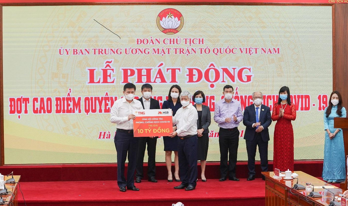 Đại diện Tập đoàn TNG Holdings Vietnam và Ngân hàng MSB trao quà ủng hộ tại Lễ phát động đợt cao điểm quyên góp ủng hộ phòng, chống dịch COVID-19.