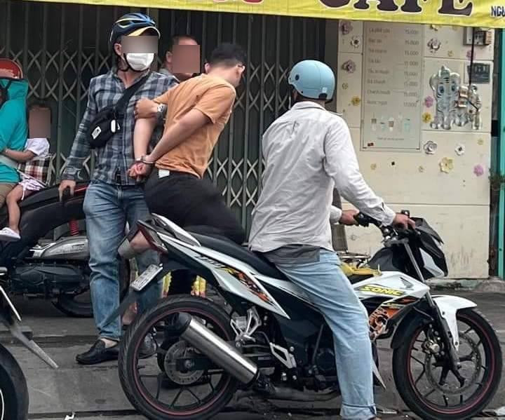 Cường bị trinh sát hình sự bắt giữ sau vài giờ gây ra vụ cướp tiệm vào táo tợn.