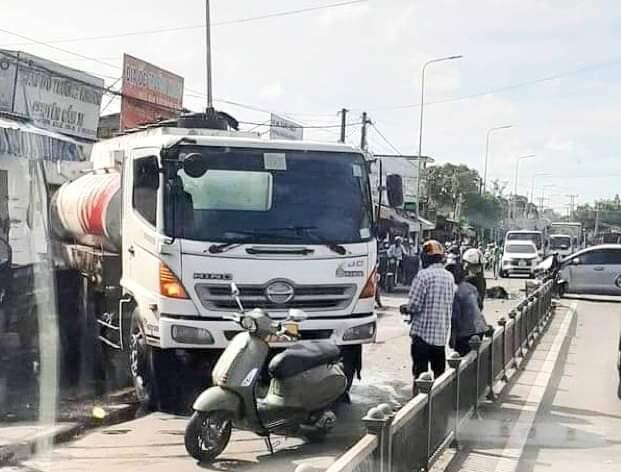 Chiếc xe bồn vì tránh xe ô tô 7 chỗ nên đâm vào nhà dân ven đường. Chiếc xe bồn vì tránh xe ô tô 7 chỗ nên đâm vào nhà dân ven đường.