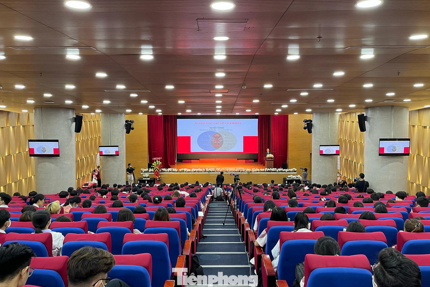 Hội thảo “Ứng xử ra sao với sự cố y khoa?” do Báo Tiền Phong phối hợp với Trường ĐH Hồng Bàng tổ chức tại TPHCM vào sáng 26/5. Ảnh: Phạm Nguyễn