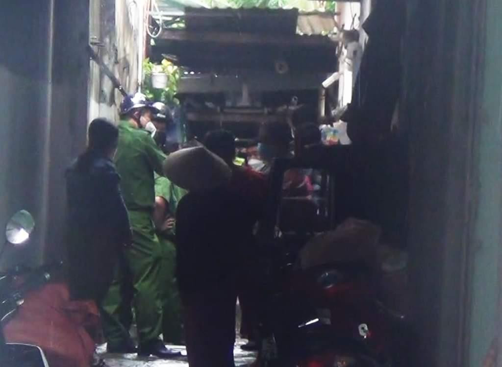 Lực lượng công an khám nghiệm hiện trường, điều tra vụ việc.