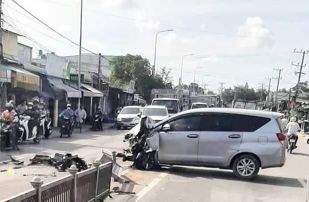 Xe ô tô 7 chỗ hư hỏng nặng sau vụ tai nạn. Xe ô tô 7 chỗ hư hỏng nặng sau vụ tai nạn.