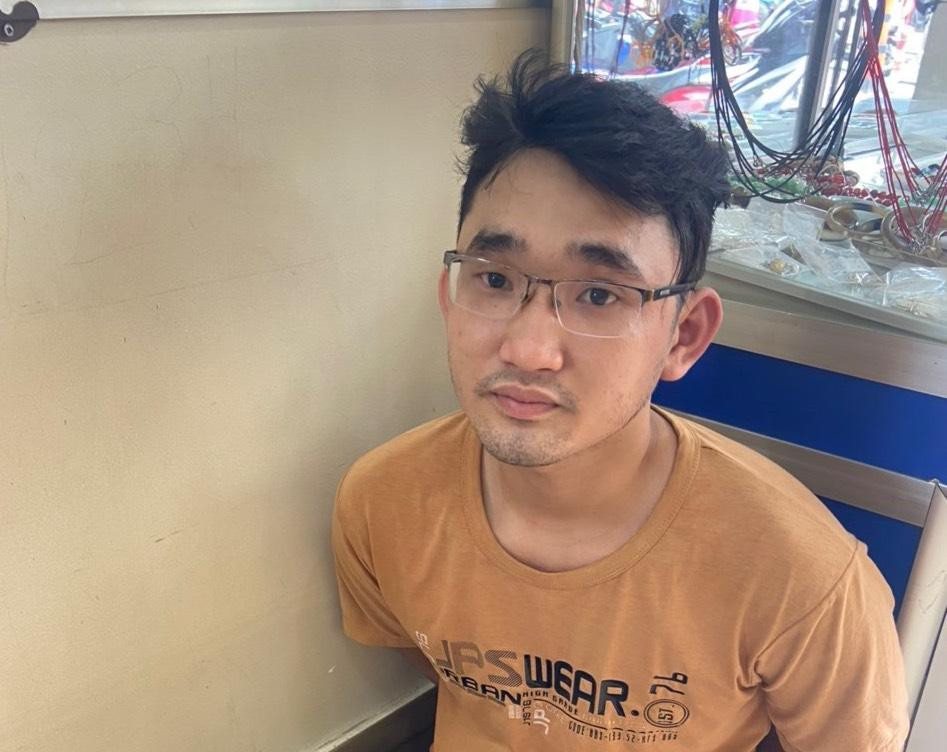 Đối tượng Nguyễn Viết Cường tại cơ quan công an. Ảnh: Công an TPHCM