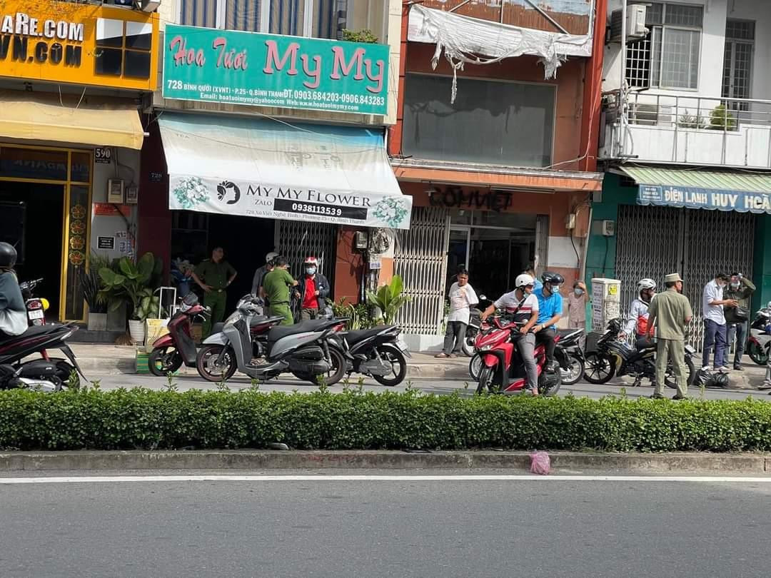 Cơ quan chức năng phong tỏa hiện trường và trích xuất camera an ninh khu vực lân cận để truy tìm thủ phạm vụ cướp tiệm vàng táo tợn. Ảnh: BT Cơ quan chức năng phong tỏa hiện trường và trích xuất camera an ninh khu vực lân cận để truy tìm thủ phạm vụ cướp tiệm vàng táo tợn. Ảnh: BT