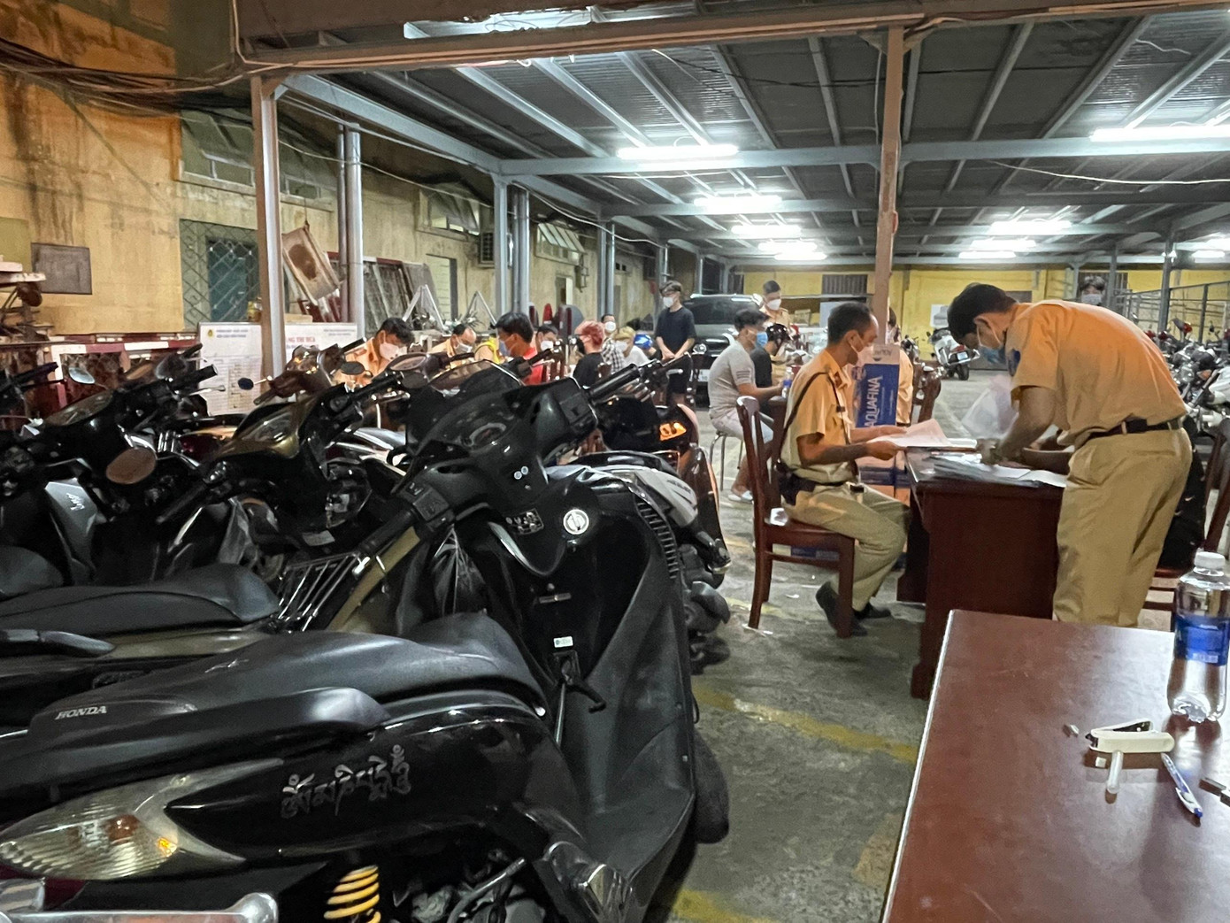 Trong đêm 22/5, các đội, trạm CSGT trực thuộc PC08 Công an TPHCM đã xử phạt 109 trường hợp vi phạm. Trong đêm 22/5, các đội, trạm CSGT trực thuộc PC08 Công an TPHCM đã xử phạt 109 trường hợp vi phạm.