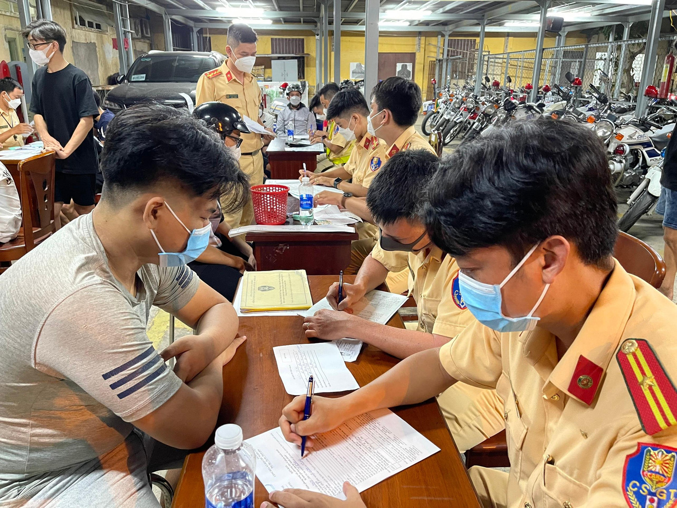 Nhiều trường hợp sử dụng xe độ chế, không bộ phận giảm thanh, nẹt pô inh ỏi bị xử phạt trong đêm 22/5. Nhiều trường hợp sử dụng xe độ chế, không bộ phận giảm thanh, nẹt pô inh ỏi bị xử phạt trong đêm 22/5.