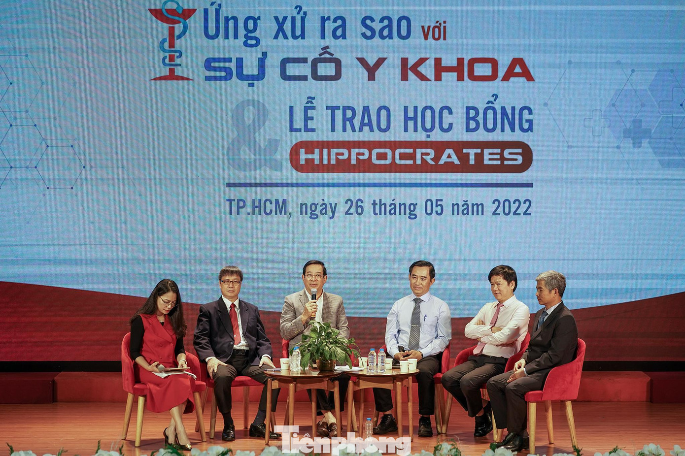 Các diễn giả tham gia tọa đàm. Ảnh: Phạm Nguyễn.