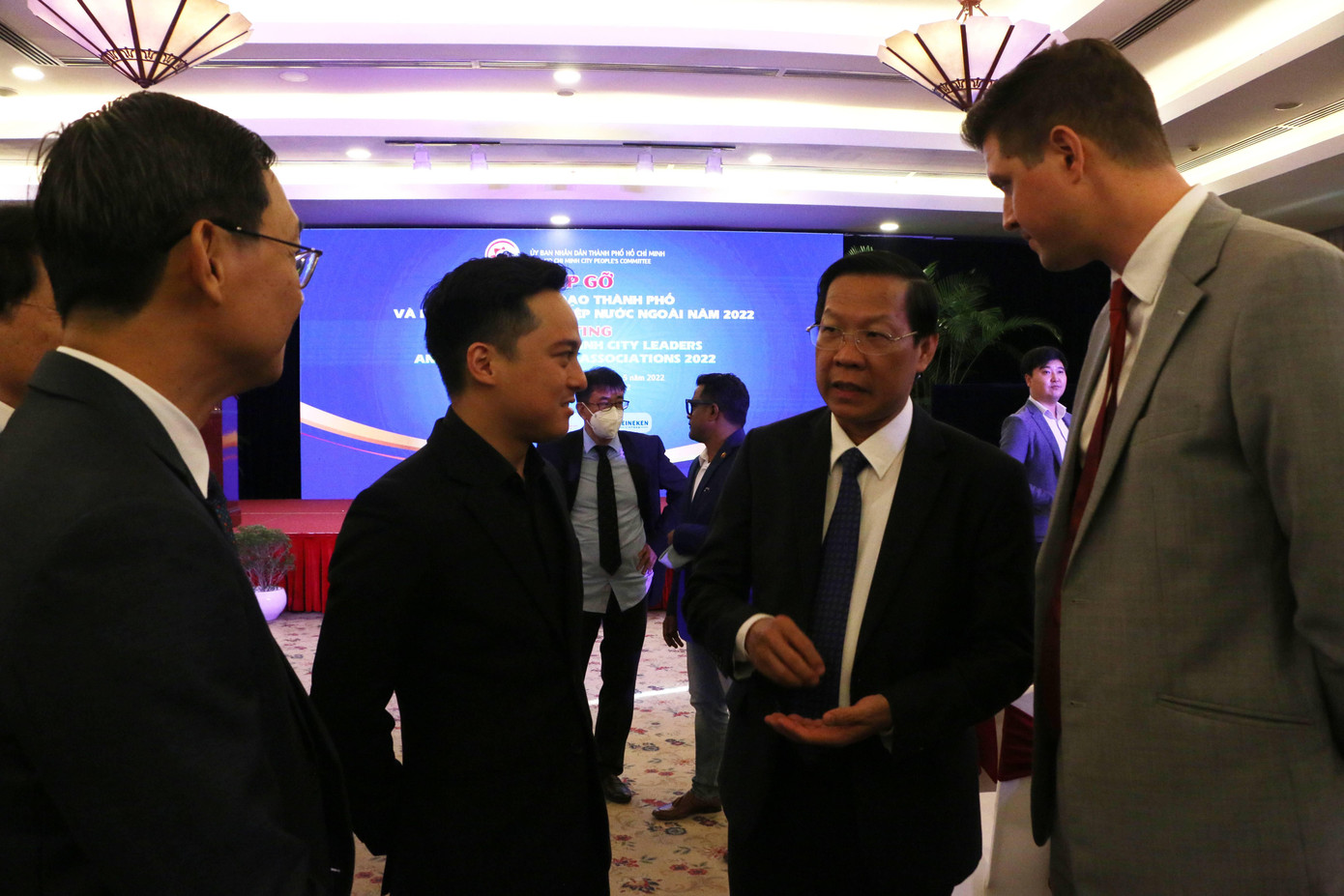 Chủ tịch UBND TPHCM Phan Văn Mãi trao đổi với các lãnh đạo doanh nghiệp nước ngoài.