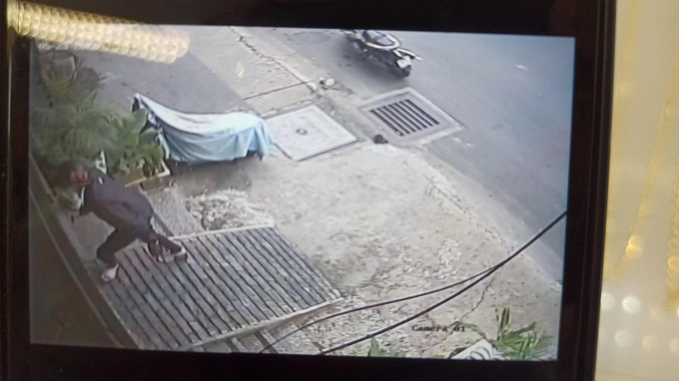 Camera an ninh ghi lại cảnh Nguyễn Viết Cường cướp tiệm vàng.