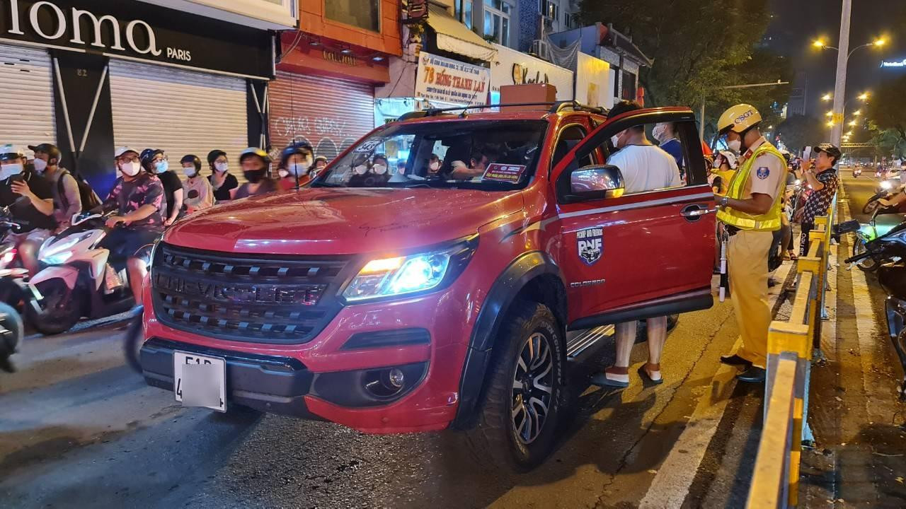 CSGT xử phạt trường hợp xe ô tô chở người trên thùng xe. Ảnh: PC08