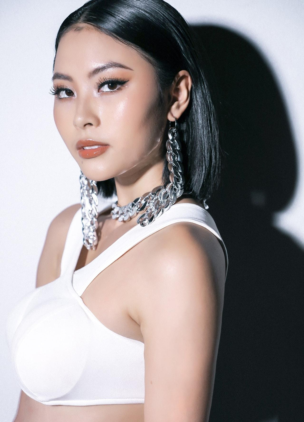 Nhan sắc của người đẹp biển Hoa hậu Việt Nam 2016 ngày càng quyến rũ.