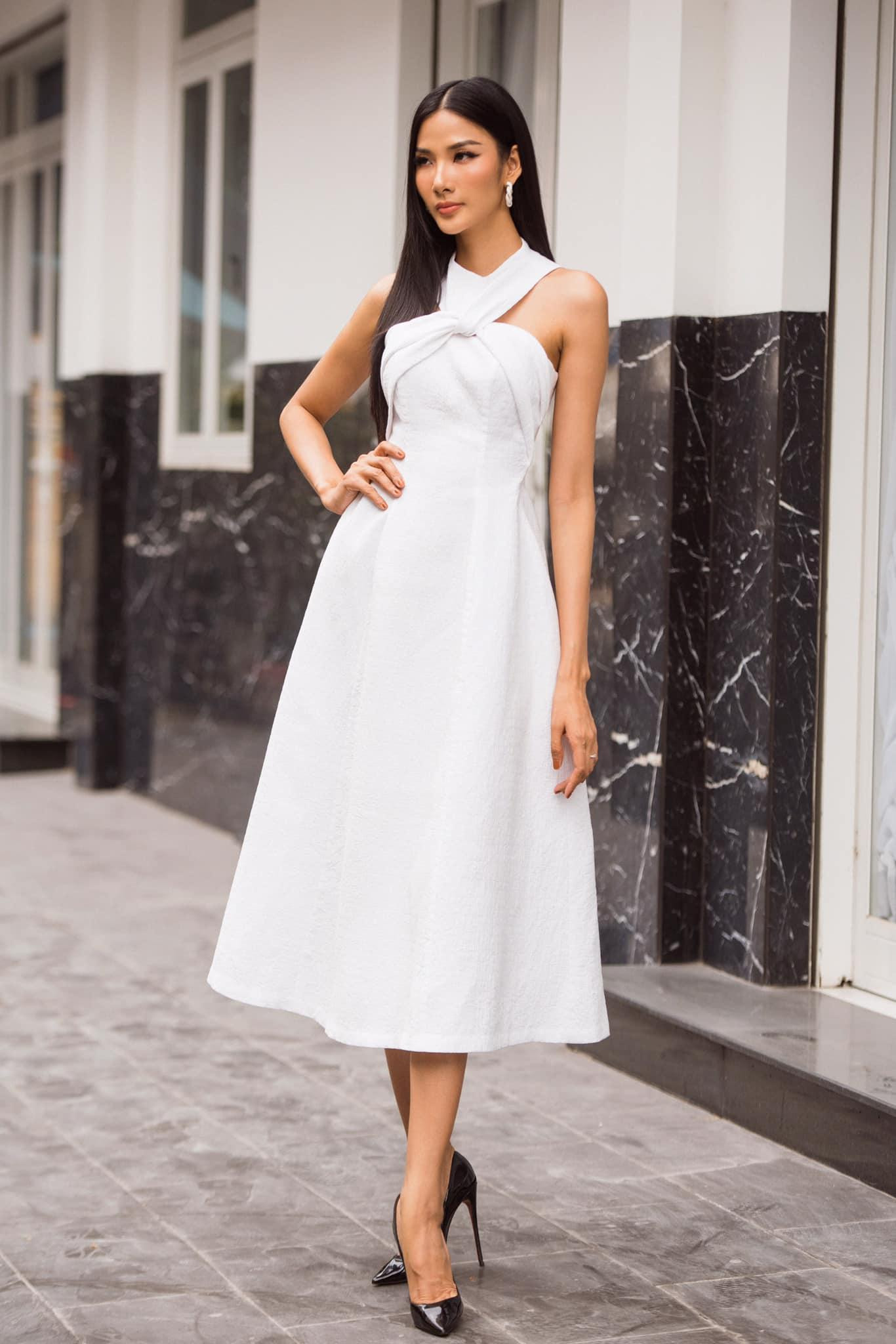 Á hậu Hoàng Thuỳ diện váy trắng duyên dáng và thanh lịch.