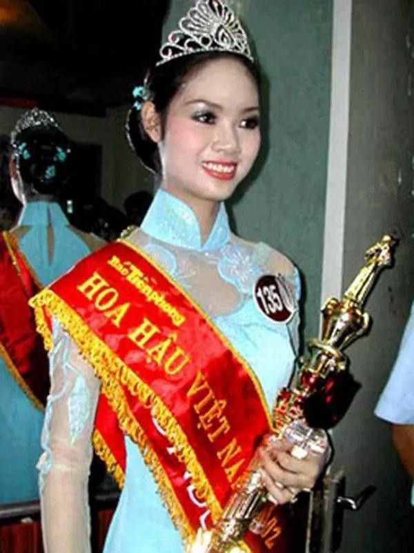 Hoa hậu Mai Phương khi đăng quang HHVN 2002.