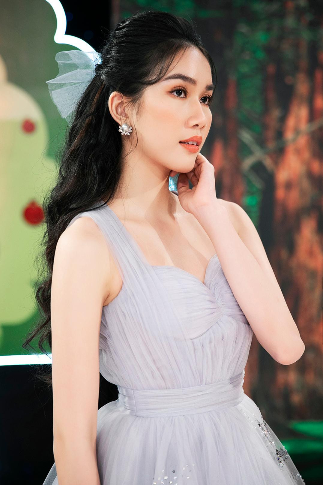 Á hậu Phương Anh hóa thân thành nàng công chúa kiêu sa và kiều diễm.