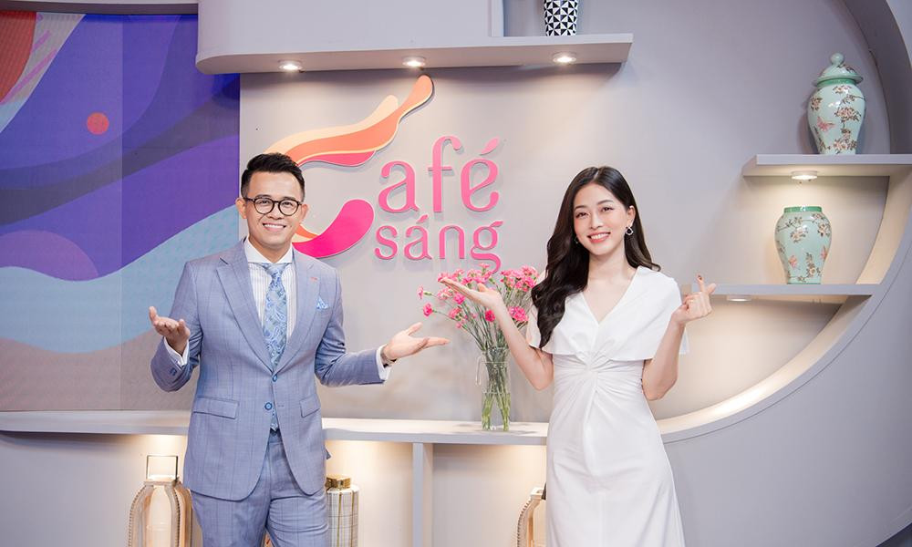 Sự xuất hiện của Á hậu Phương Nga bên cạnh MC Đức Bảo đã mang lại luồng gió mới cho chương trình "Cafe sáng" trong sự trở lại lần này.