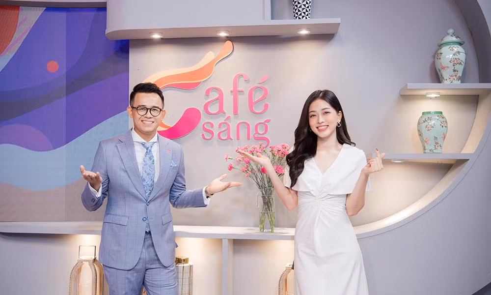 Sự xuất hiện của Á hậu Phương Nga bên cạnh MC Đức Bảo đã mang lại luồng gió mới cho chương trình "Cafe sáng" trong sự trở lại lần này.