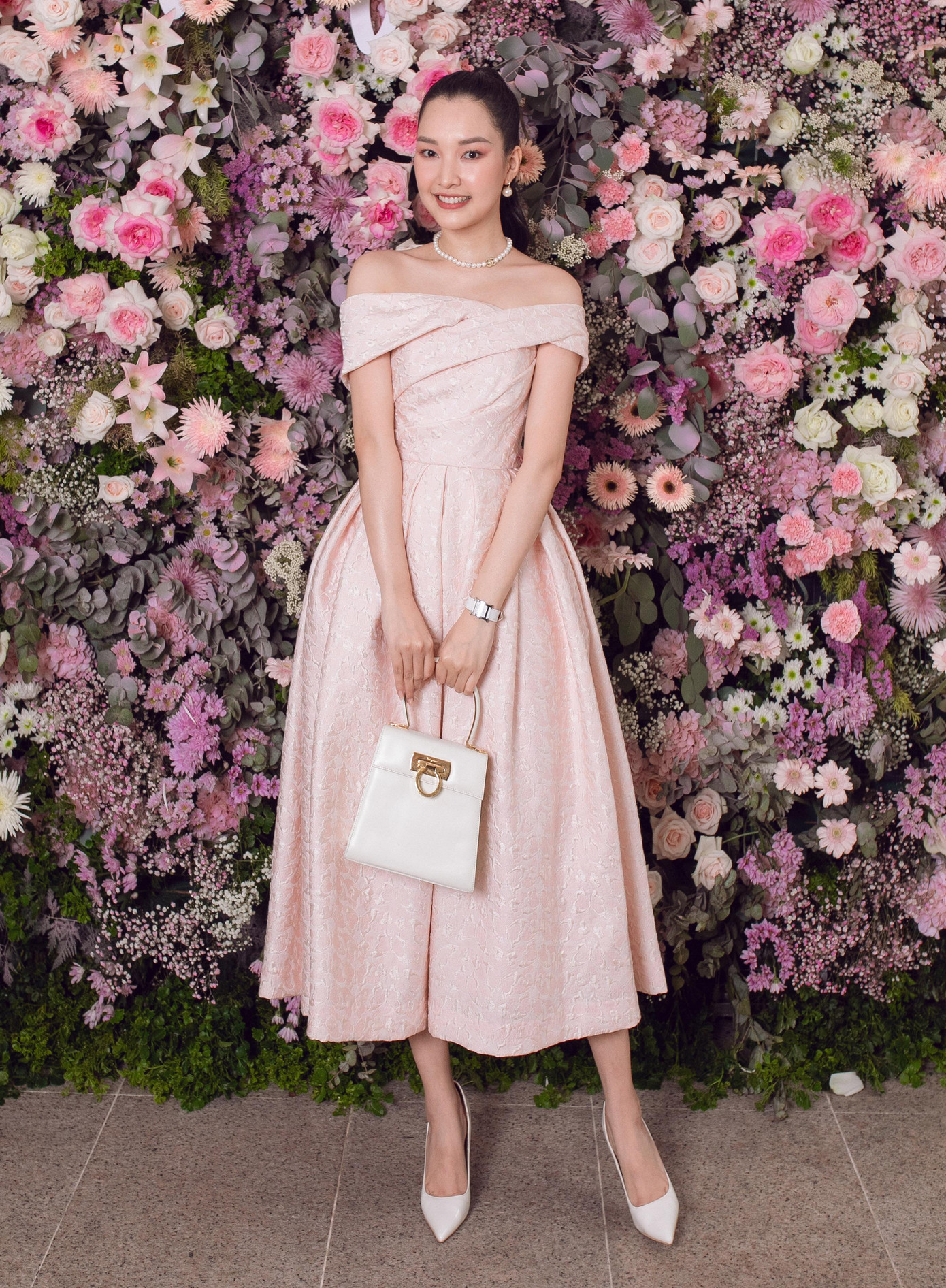 Nàng thơ xứ Huế Ngọc Trân phối ngọc trai cùng phụ kiện đồng điệu sắc trắng tạo điểm nhấn cho trang phục màu hồng nhạt.