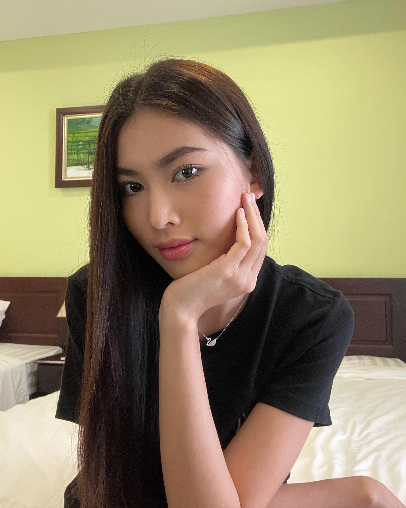 Á hậu Ngọc Thảo vẫn xinh đẹp, rạng rỡ dù để mặt mộc trong phòng cách ly tại Đà Nẵng.