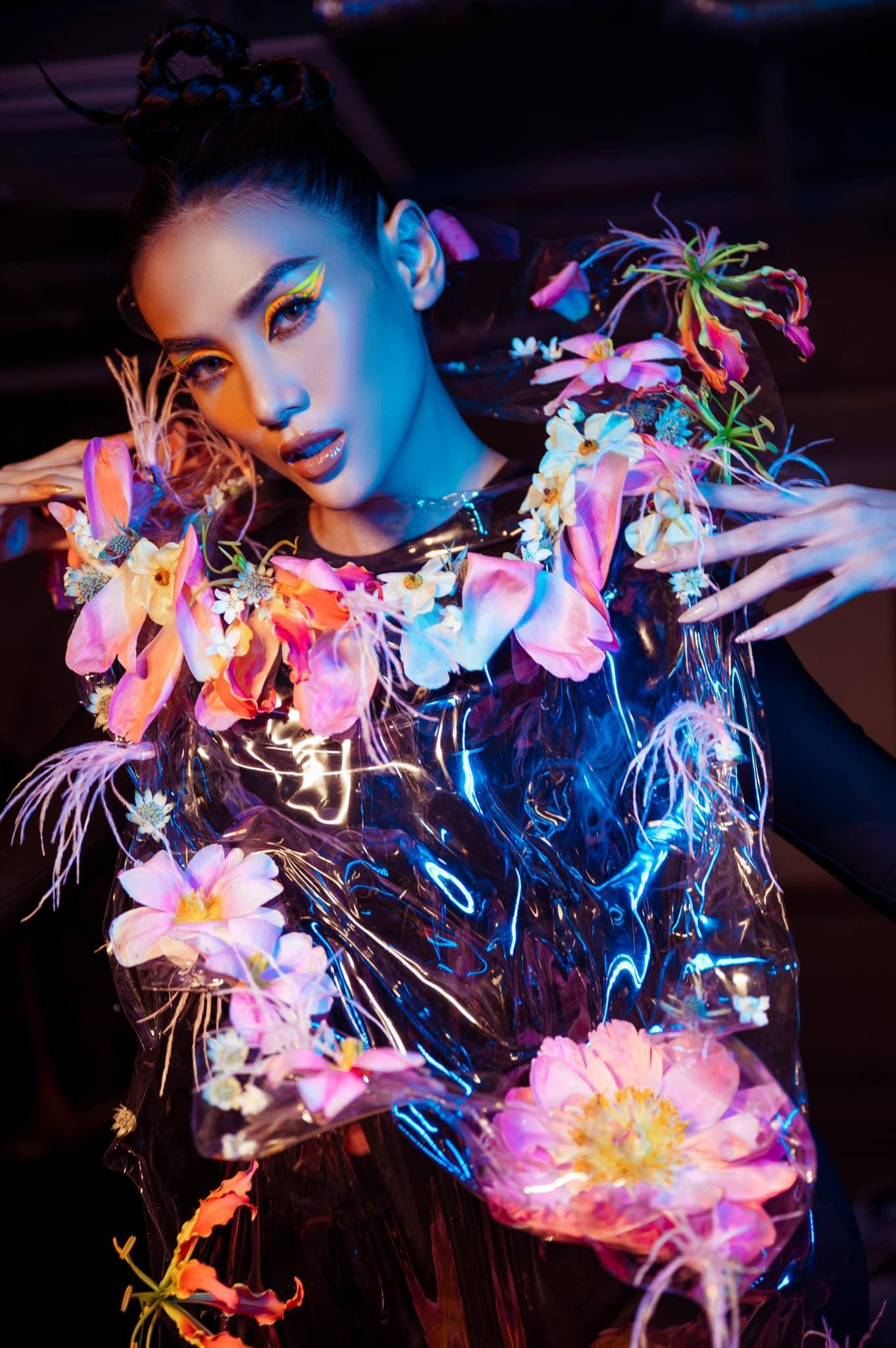 Võ Hoàng Yến hoá 'nữ thần rừng' khi khoác lên mình bộ trang phục mô phỏng hoa cỏ rực rỡ.