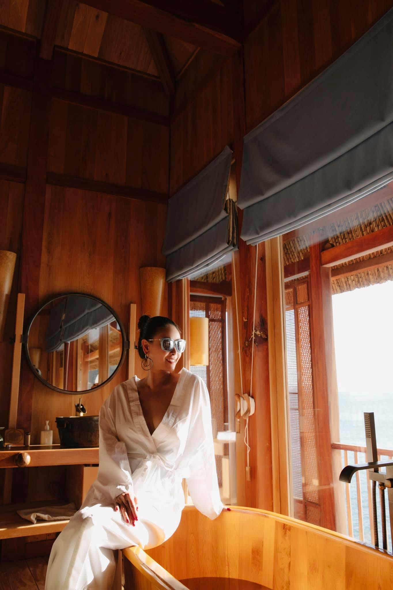 Mới đây, Hoa hậu Hà Kiều Anh có chuyến nghỉ dưỡng tại Nha Trang. Cô khoe loạt ảnh cực kỳ gợi cảm trên trang cá nhân khiến các fans trầm trồ.