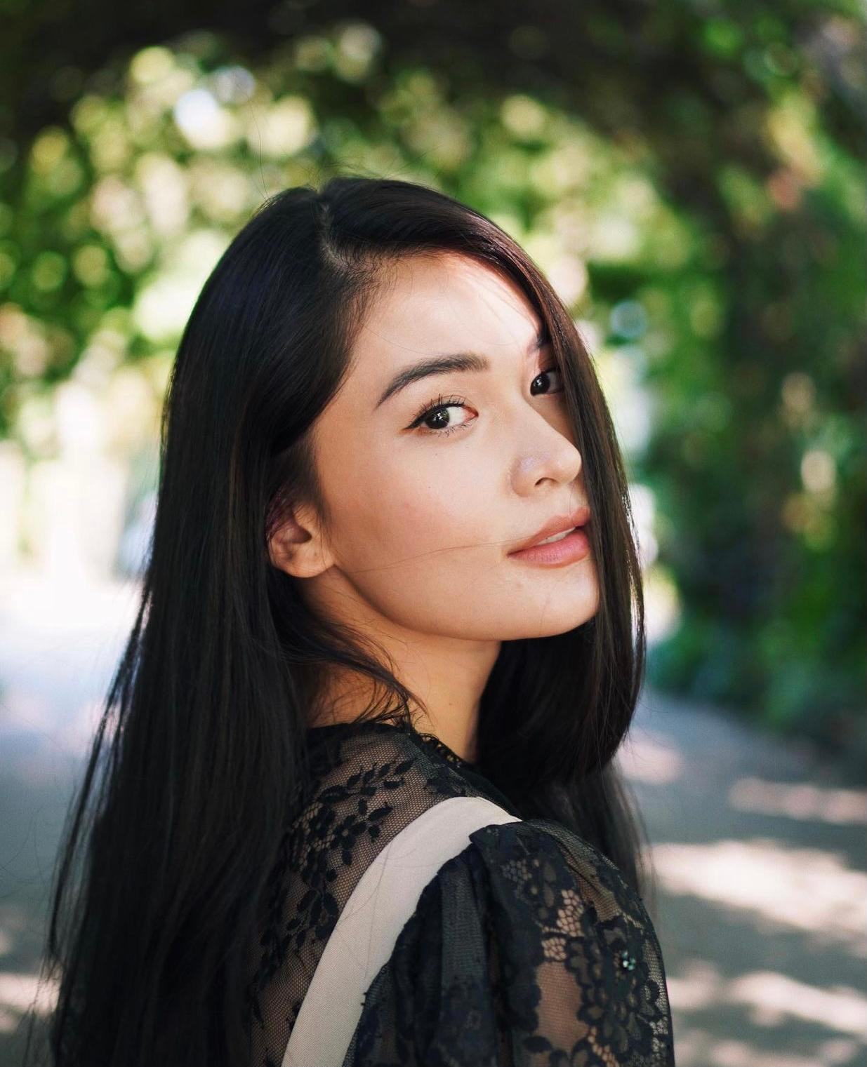 Á hậu Thuỳ Dung khoe vẻ đẹp trong trẻo, tinh khôi tựa một 'nàng thơ' kiều diễm.