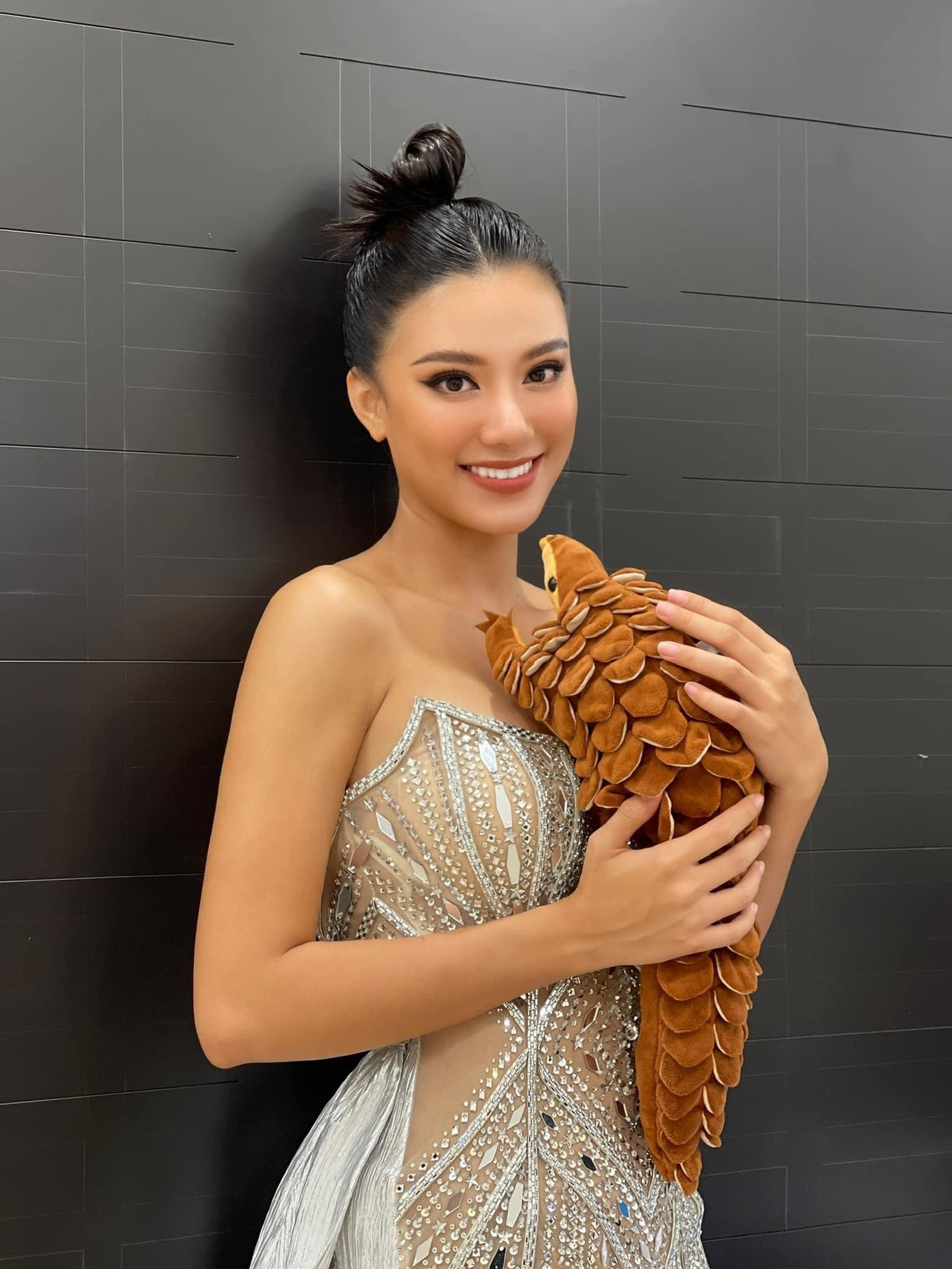 Á hậu Kim Duyên diện váy dạ hội đính kết cầu kỳ khoe vòng một nóng bỏng.