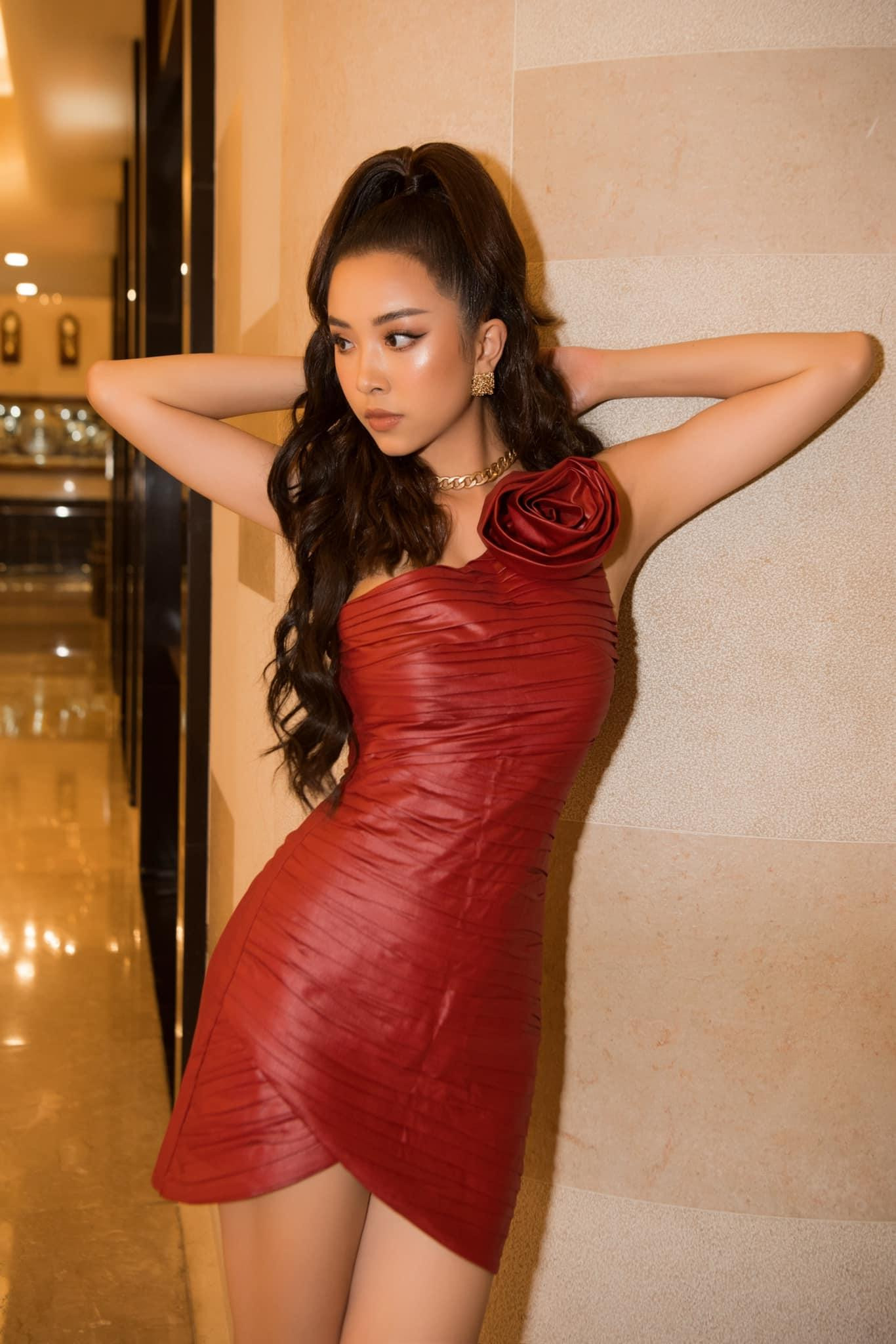 Á hậu Thuý An diện váy bó sát khoe đường cong quyến rũ.