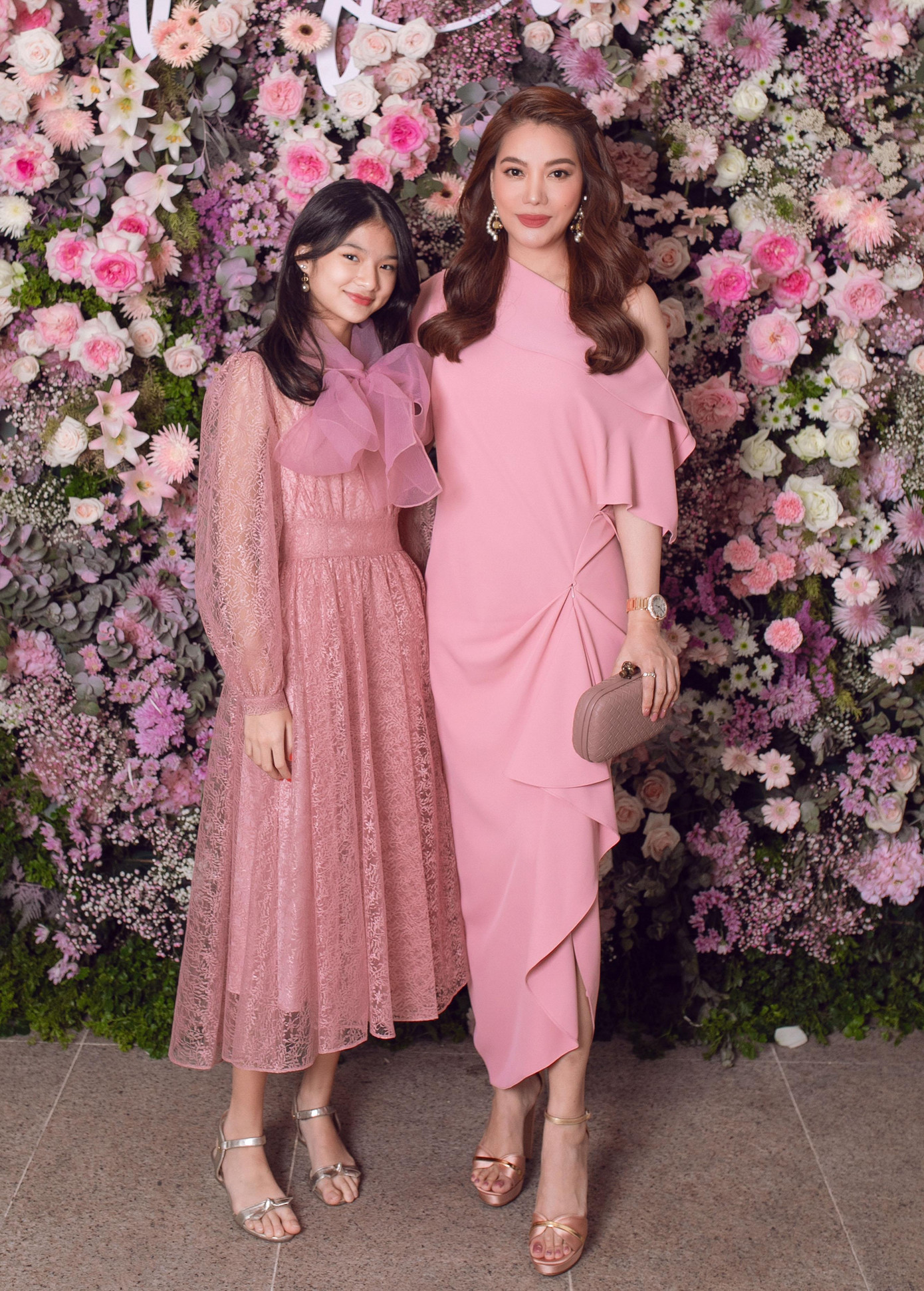 Diễn viên Trương Ngọc Ánh dự tiệc cùng con gái Bảo Tiên. Gần đây, hai mẹ con nữ diễn viên thường gây sốt với những lần xuất hiện cùng nhau, ăn mặc đồng điệu, thời thượng.