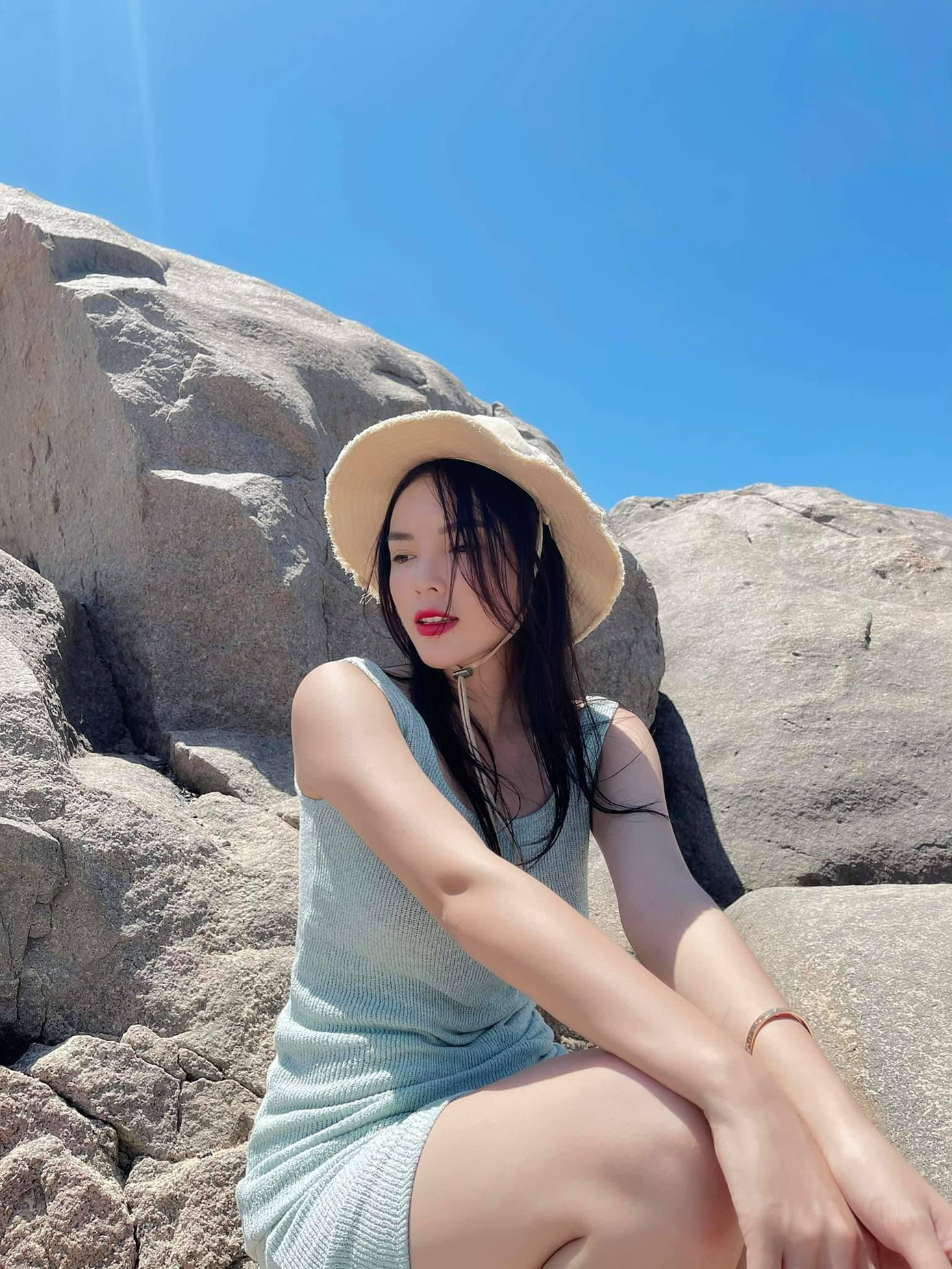 Hoa hậu Kỳ Duyên khoe dáng quyến rũ khi đi biển.