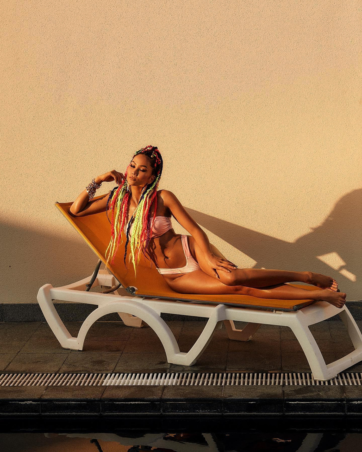 Dù sở hữu vóc dáng gợi cảm, H’Hen Niê rất ít khi chụp bộ ảnh bikini, vì thế mỗi lần cô “nhá hàng” hình ảnh trong trang phục bikini luôn khiến khán giả thích thú và ngưỡng mộ.