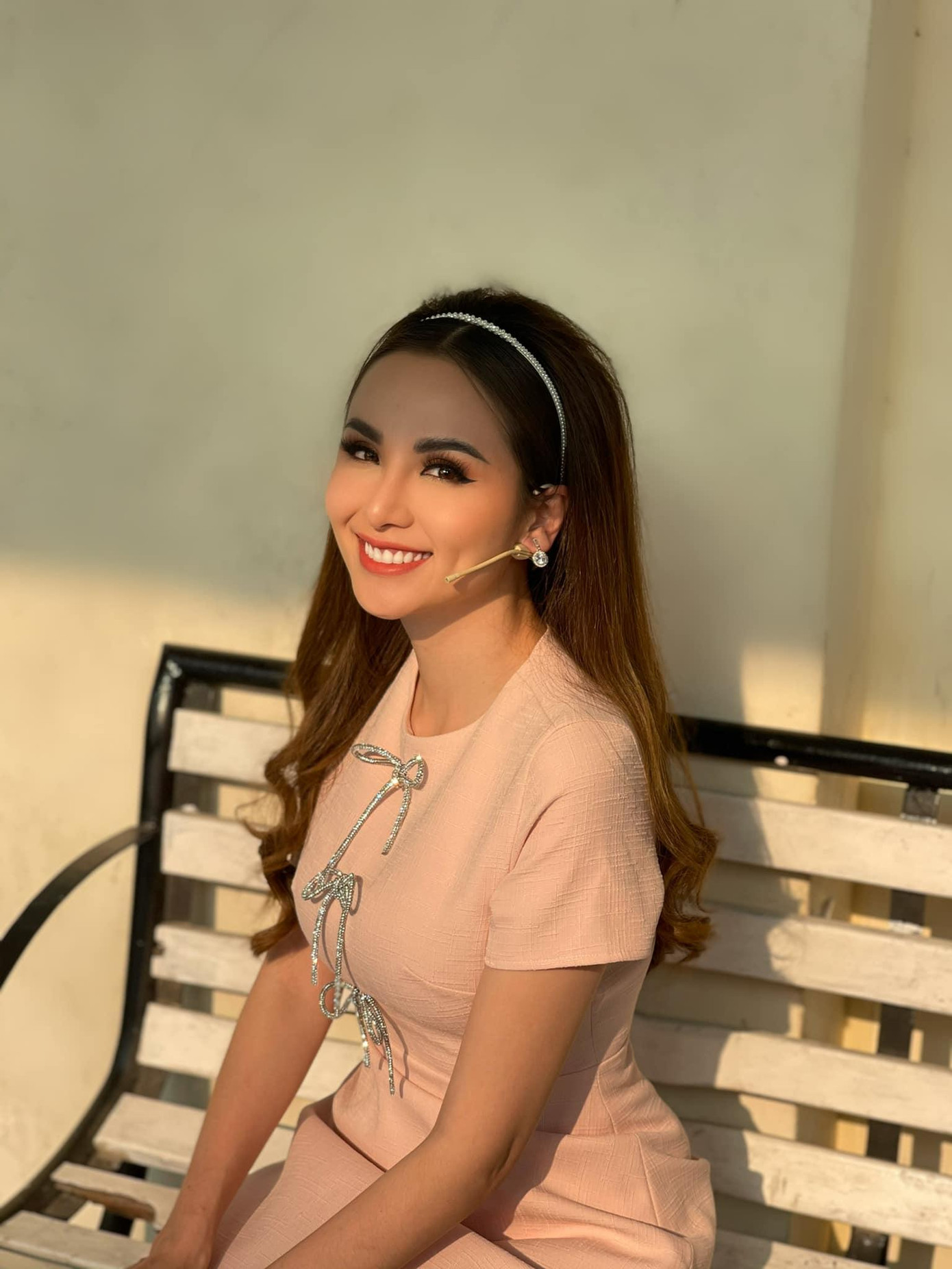 Hoa hậu Diễm Hương đẹp dịu dàng, thanh lịch trong bộ váy tông màu hồng pastel.