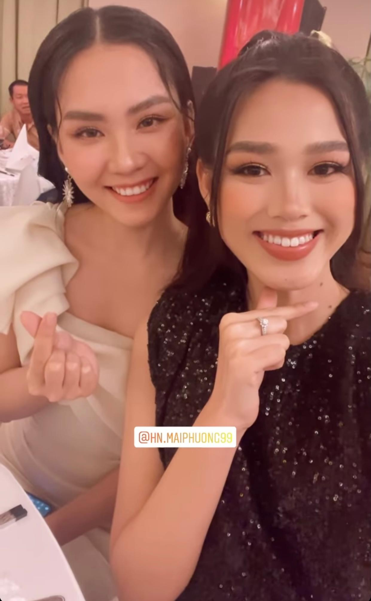 Tại một sự kiện mới đây, Hoa hậu Đỗ Thị Hà hội ngộ Người đẹp Nhân ái Huỳnh Nguyễn Mai Phương. Cô diện bộ váy sequin màu đen lấp lánh.