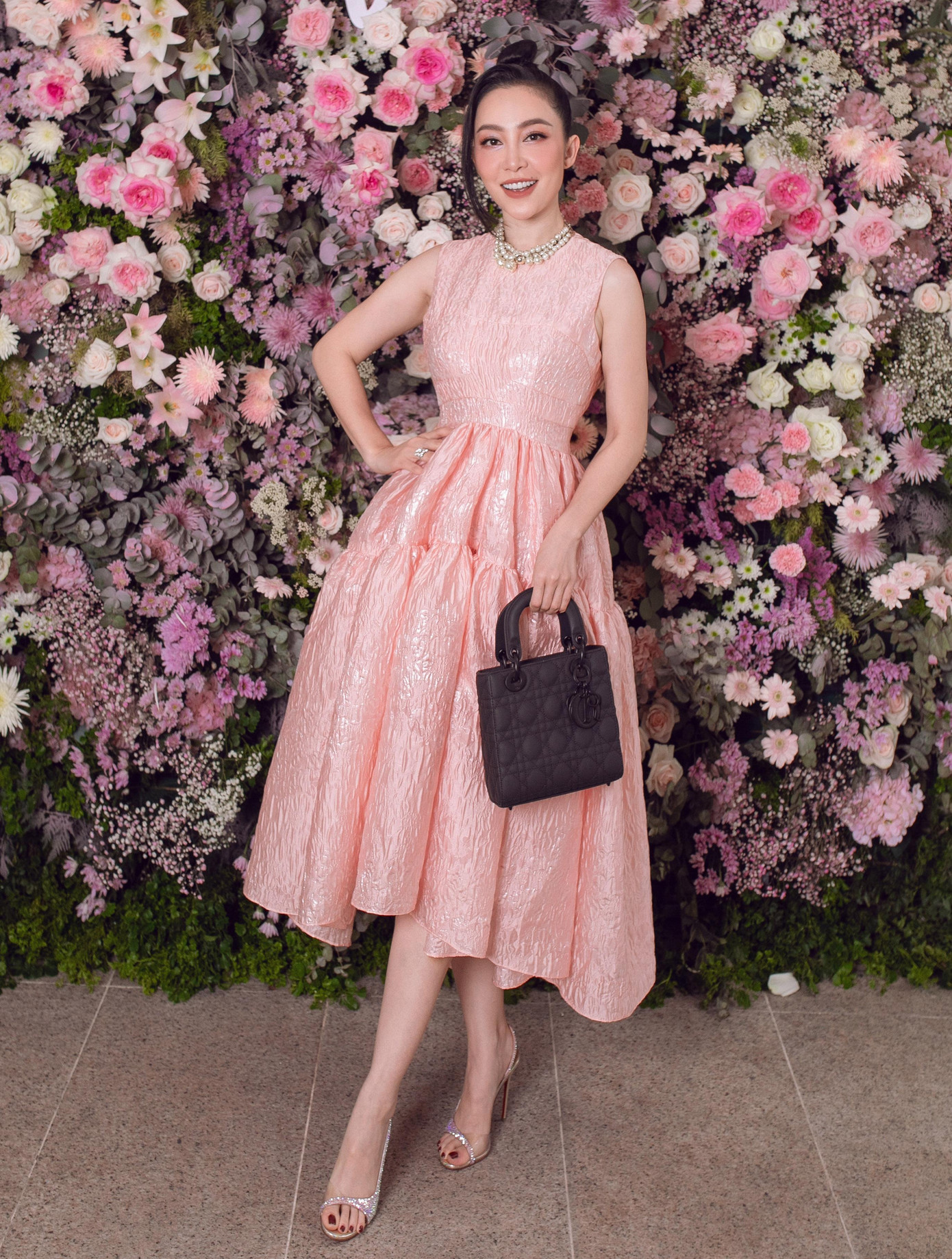 Nghệ sĩ múa Linh Nga diện chiếc đầm xoè được nhấn nhá bằng những chi tiết dún bèo.