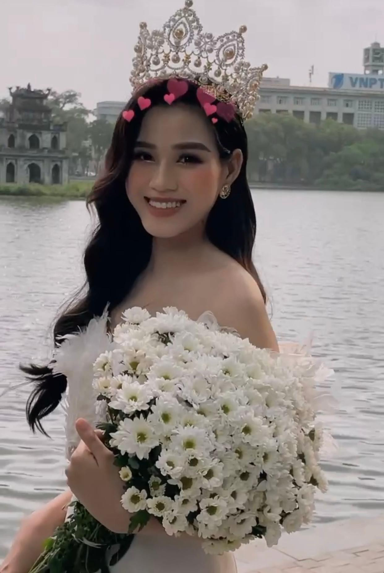 Người đẹp diện váy dạ hội màu trắng, đội vương miện lấp lánh, cầm trên tay bó hoa cúc trắng tinh khiết. Nàng hậu xứ Thanh nở nụ cười rạng rỡ bên hồ Gươm lộng gió.