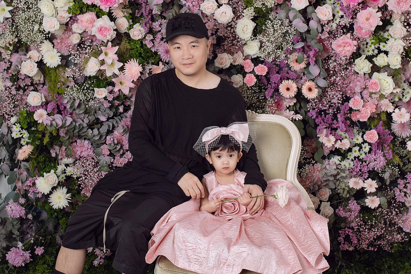 Mới đây, NTK Đỗ Mạnh Cường đã tổ chức tiệc sinh nhật cho con gái nuôi MyMy (Đỗ Phạm Hà My). Buổi tiệc được trang hoàng với rất nhiều hoa tươi lộng lẫy cùng sự xuất hiện của dàn sao Việt đình đám.