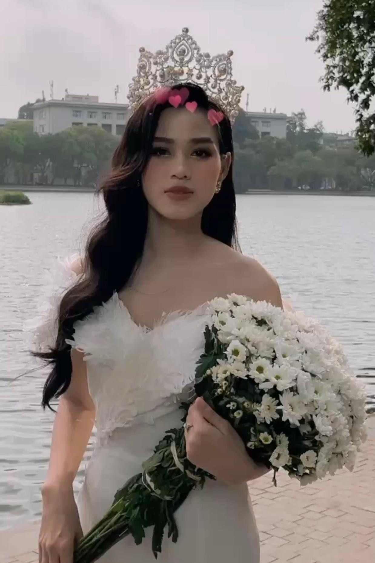 Vẻ đẹp lộng lẫy và duyên dáng của Đỗ Thị Hà thu hút sự chú ý của những người đi đường ở khu vực hồ Gươm.