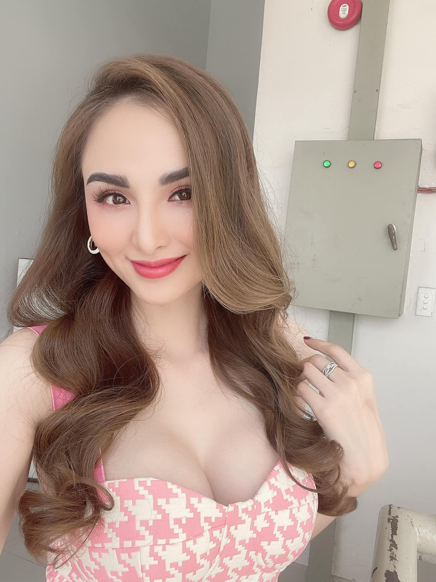 Hoa hậu Diễm Hương gây chú ý với vòng một đầy đặn, nóng bỏng và nhan sắc ngày càng xinh đẹp, quyến rũ.