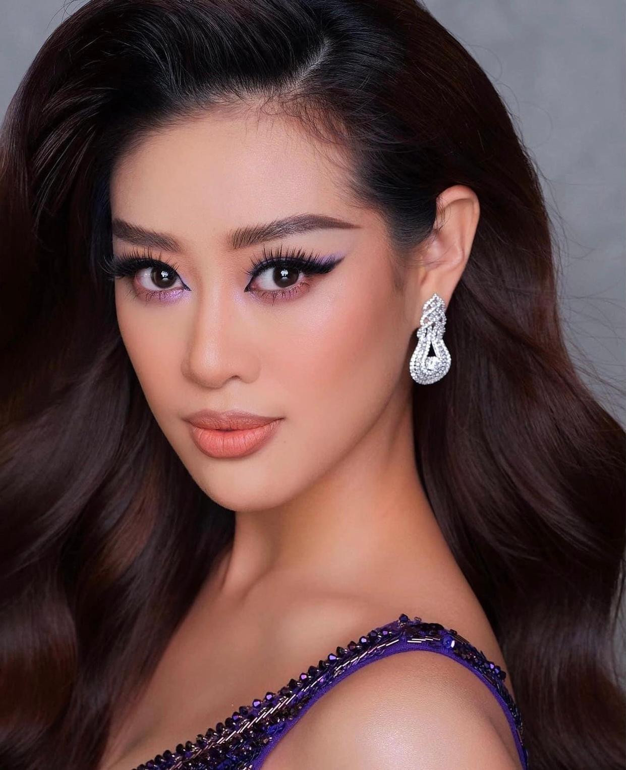 Hoa hậu Khánh Vân gây ấn tượng với phong cách trang điểm đậm dành cho tiệc tối.