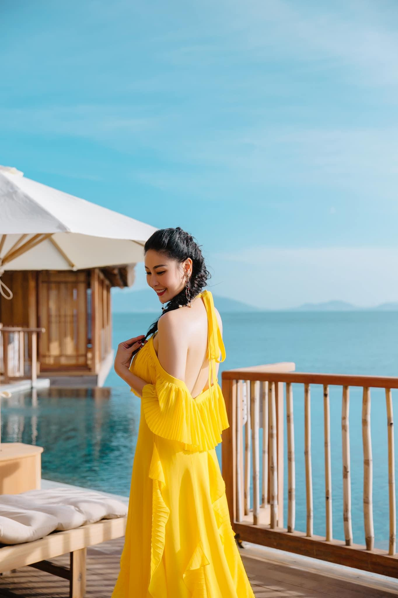 Người đẹp diện bộ váy vàng rực khoe trọn lưng trần quyến rũ khi dạo chơi trên biển.