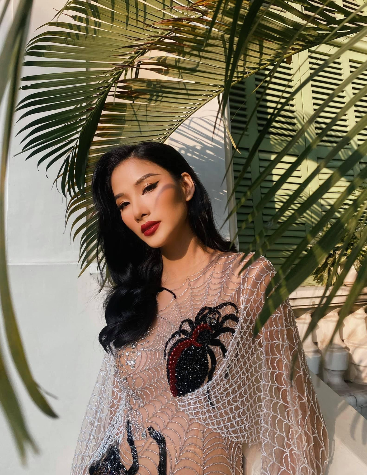 Á hậu Hoàng Thuỳ đẹp bí ẩn, kiêu sa trong bộ váy dạ hội độc đáo lấy ý tưởng từ mạng nhện. Á hậu Hoàng Thuỳ đẹp bí ẩn, kiêu sa trong bộ váy dạ hội độc đáo lấy ý tưởng từ mạng nhện.